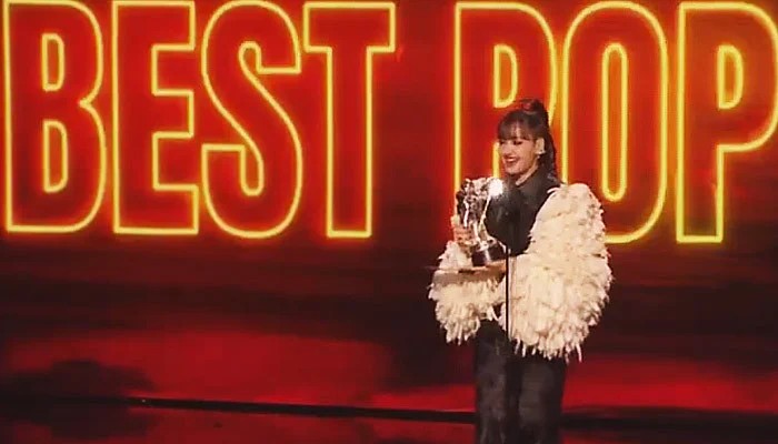 Lisa Chokes Up During Emotional Vma Acceptance Speech