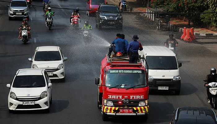 Indonesian Volcano Anak Krakatau Erupts, Disrupting Flights and Schools