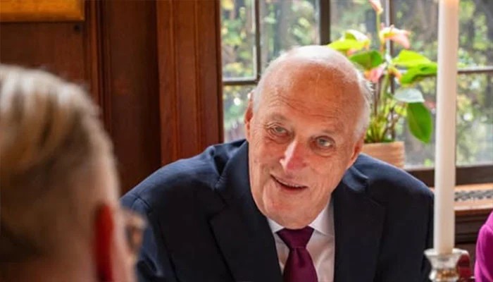 King Harald's ‘all for Norway' takes new meaning as public gathers outside palace