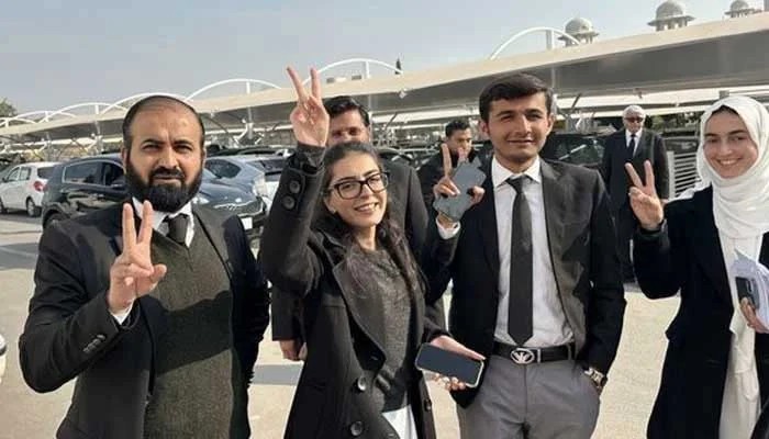 SC Suspends Imaan Mazari, Husband's Sentences in Controversial Tweets Case