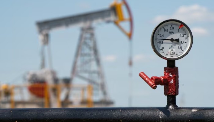 Oil dips as Middle East tankers keep sailing through conflict zone