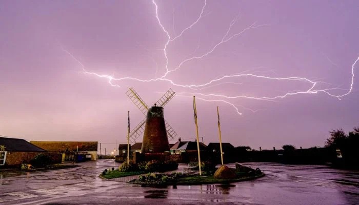 Super El Nino to bring stormy autumn to UK as scientists warn of unprecedented event