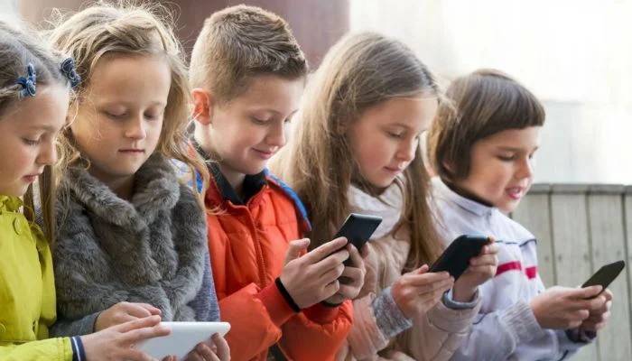 Screen Time Linked To Lower Grades Mental Health Problems In 28 Million Children