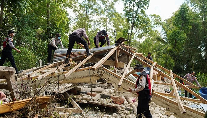 Thousands Evacuate After Indonesia Quake Kills More Than 50 Cuts Roads