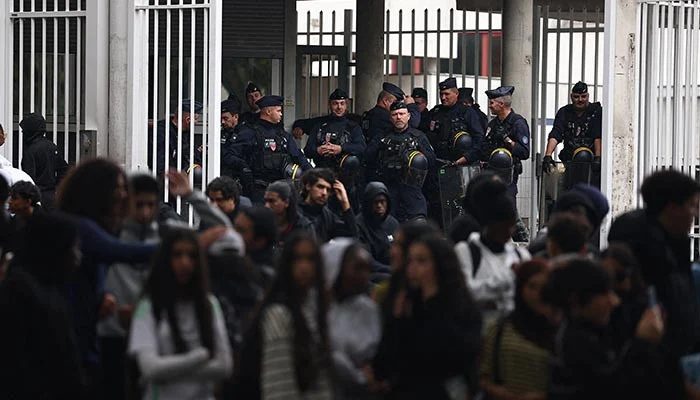 Injuries And Arrests As High School Students Keep Up Blockade Of French Schools