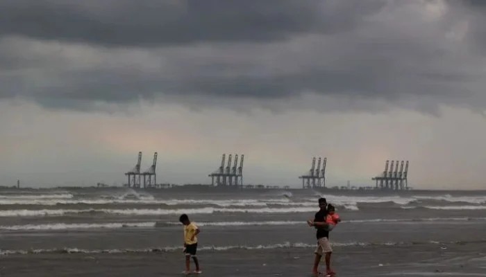 What's that smell? Phytoplankton decay behind Karachi's coastal stench