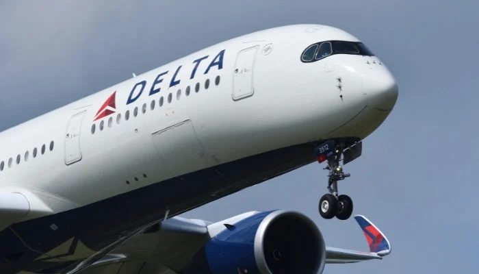 Delta Flight Attendants Clash Mid-Flight; Captain Warns of Crew Separation