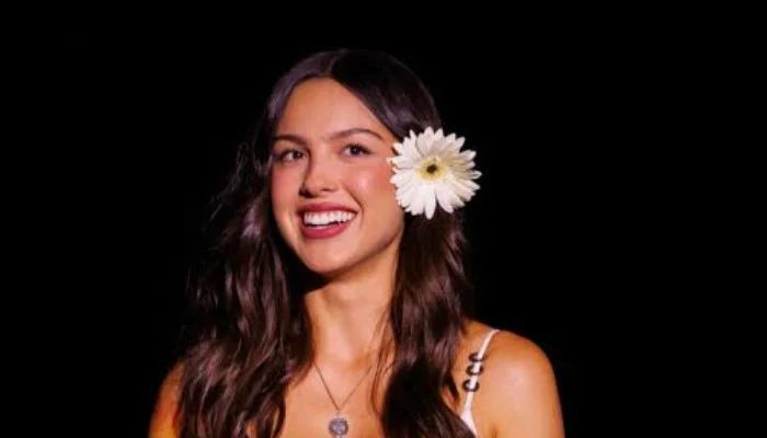 Olivia Rodrigo Melts Hearts With Wholesome Family Moment Mid Show