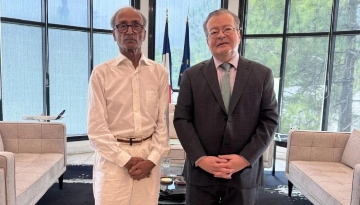 French Envoy Honours Pakistani-Born Veteran Hawker Ali Akbar