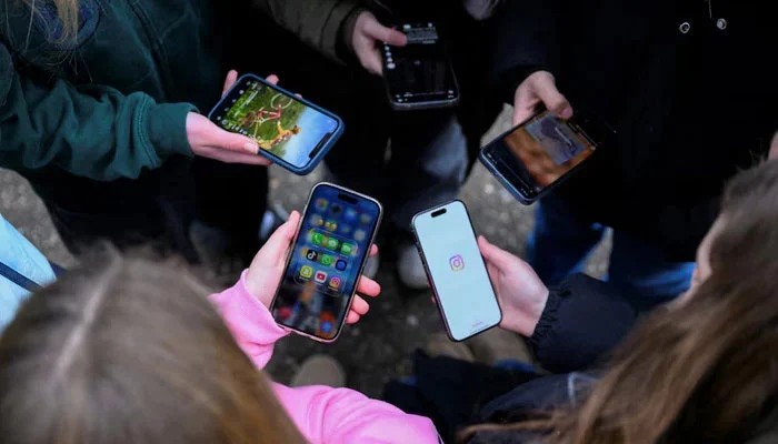 EU to ban social media for under-13s, curb access until 15