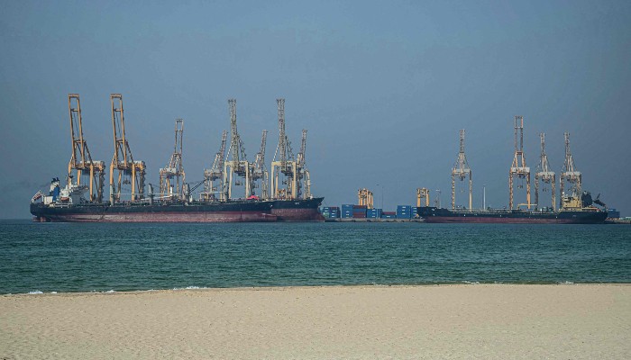 Oil Extends Gains and Stocks Mostly Down on Fresh Hormuz Worries