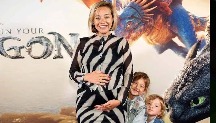 Glowing Kelsey Parker Showcases Baby Bump During Shopping Trip