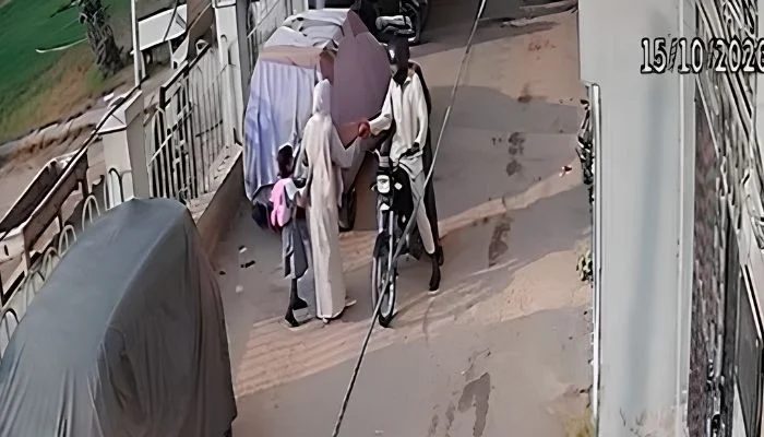 Robbers Point Pistol At Child, Snatch Valuables From Mother In Karachi